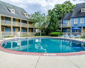 Seasonal outdoor pool, pool umbrellas, pool loungers - Clarion Inn Strasburg - Lancaster (Strasburg)