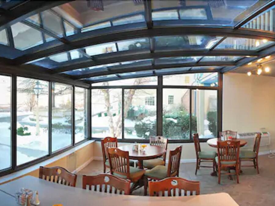 Lunch and dinner served, American cuisine