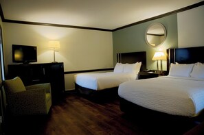 Premium bedding, pillow-top beds, in-room safe, desk - Clarion Inn Strasburg - Lancaster (Strasburg)