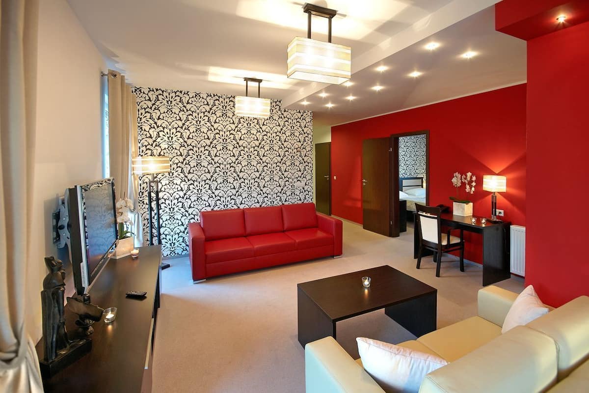 Deluxe Apartment | Pillowtop beds, in-room safe, desk, iron/ironing board
