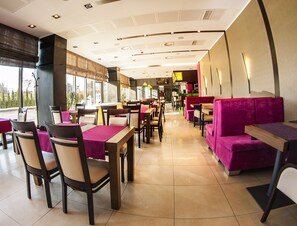 Lunch and dinner served, Italian cuisine - Hotton Hotel (Gdynia)