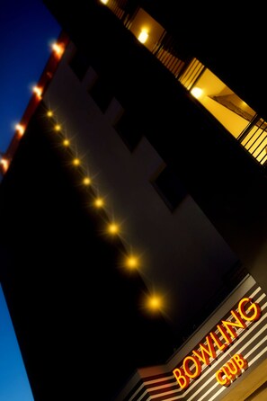 Majoituspaikan julkisivu illalla/yöllä