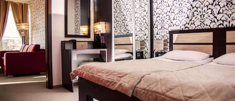 Appartement Deluxe | Lit avec matelas Ă  plateau-coussin, coffre-fort, bureau