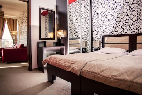 Colchones con pillow-top y caja de seguridad en la habitación