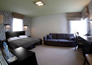 Triple Room | Pillow-top beds, in-room safe, desk, iron/ironing board - Hotton Hotel (Gdynia)