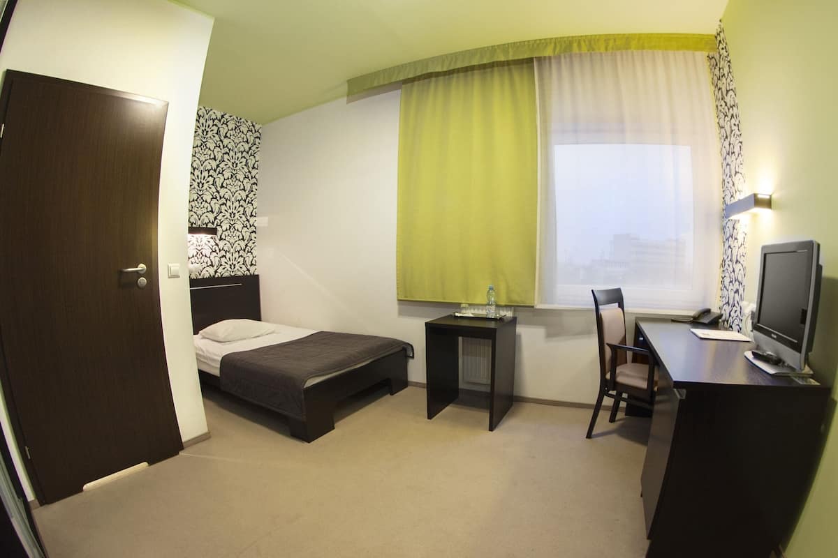 Single Room | Pillowtop beds, in-room safe, desk, iron/ironing board