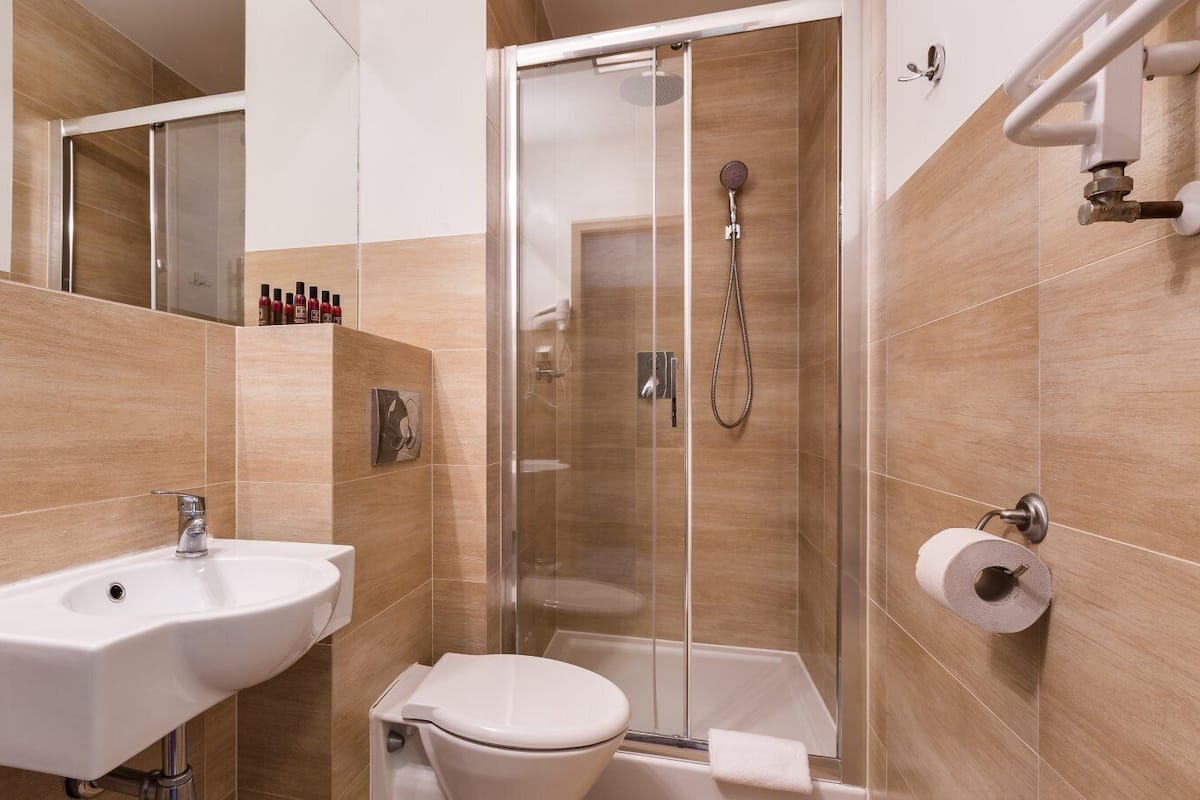 Douche, serviettes fournies