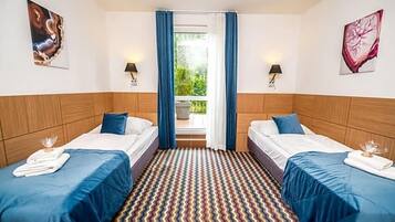 Schreibtisch, Babybetten, kostenloses WLAN, Bettwäsche