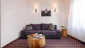 Family Room | Desk, cots/infant beds, free WiFi, bed sheets