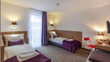 Schreibtisch, Babybetten, kostenloses WLAN, Bettwäsche