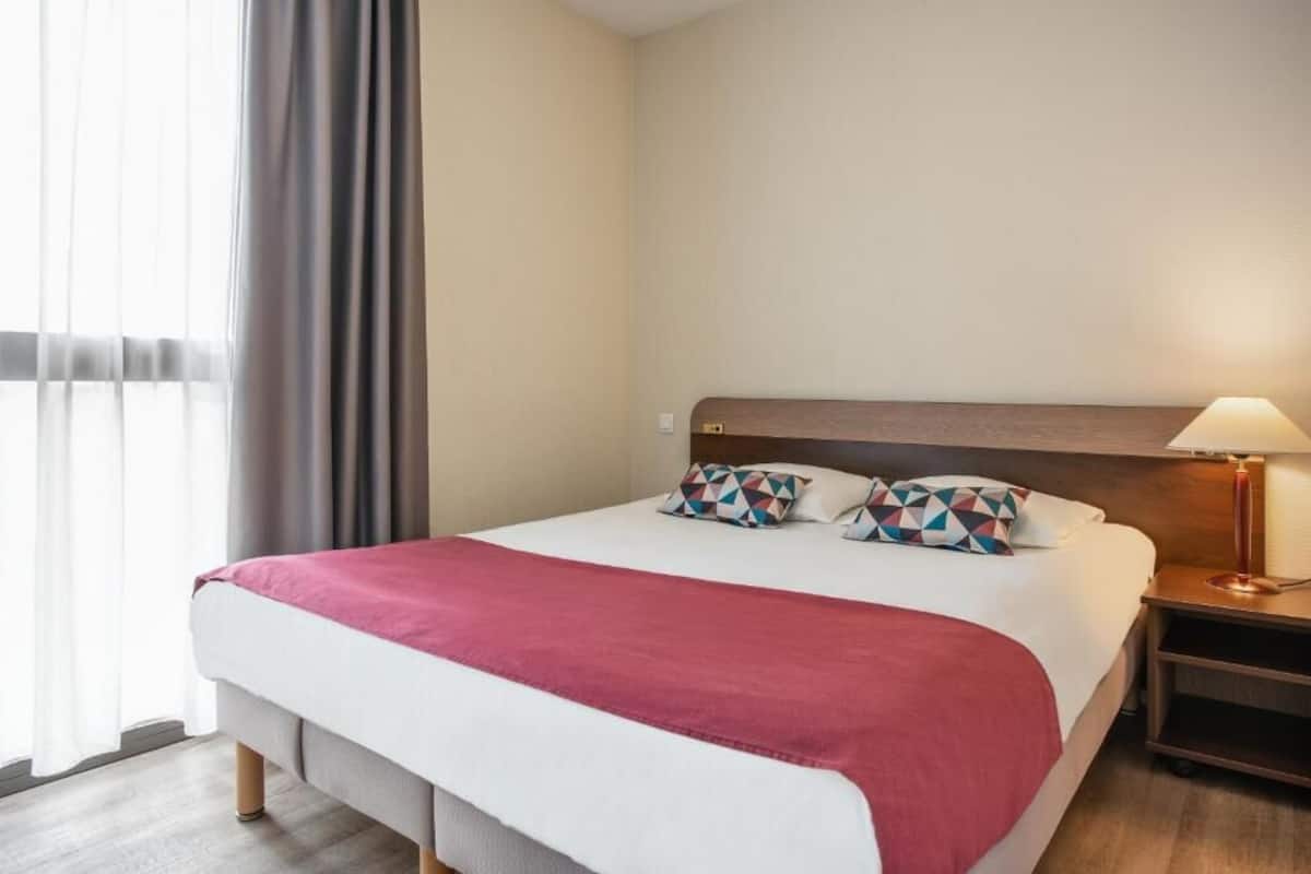 Hochwertige Bettwaren, Schreibtisch, schallisolierte Zimmer