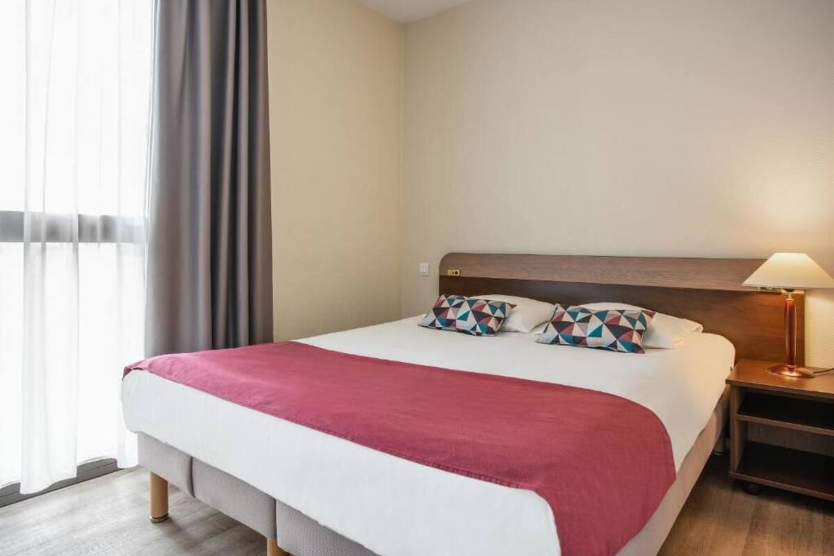 Hochwertige Bettwaren, Schreibtisch, schallisolierte Zimmer