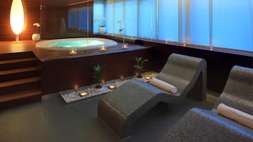 Ein moderner Spa-Bereich mit Whirlpool, Liegestühlen und einem hölzernen Empfangsbereich.