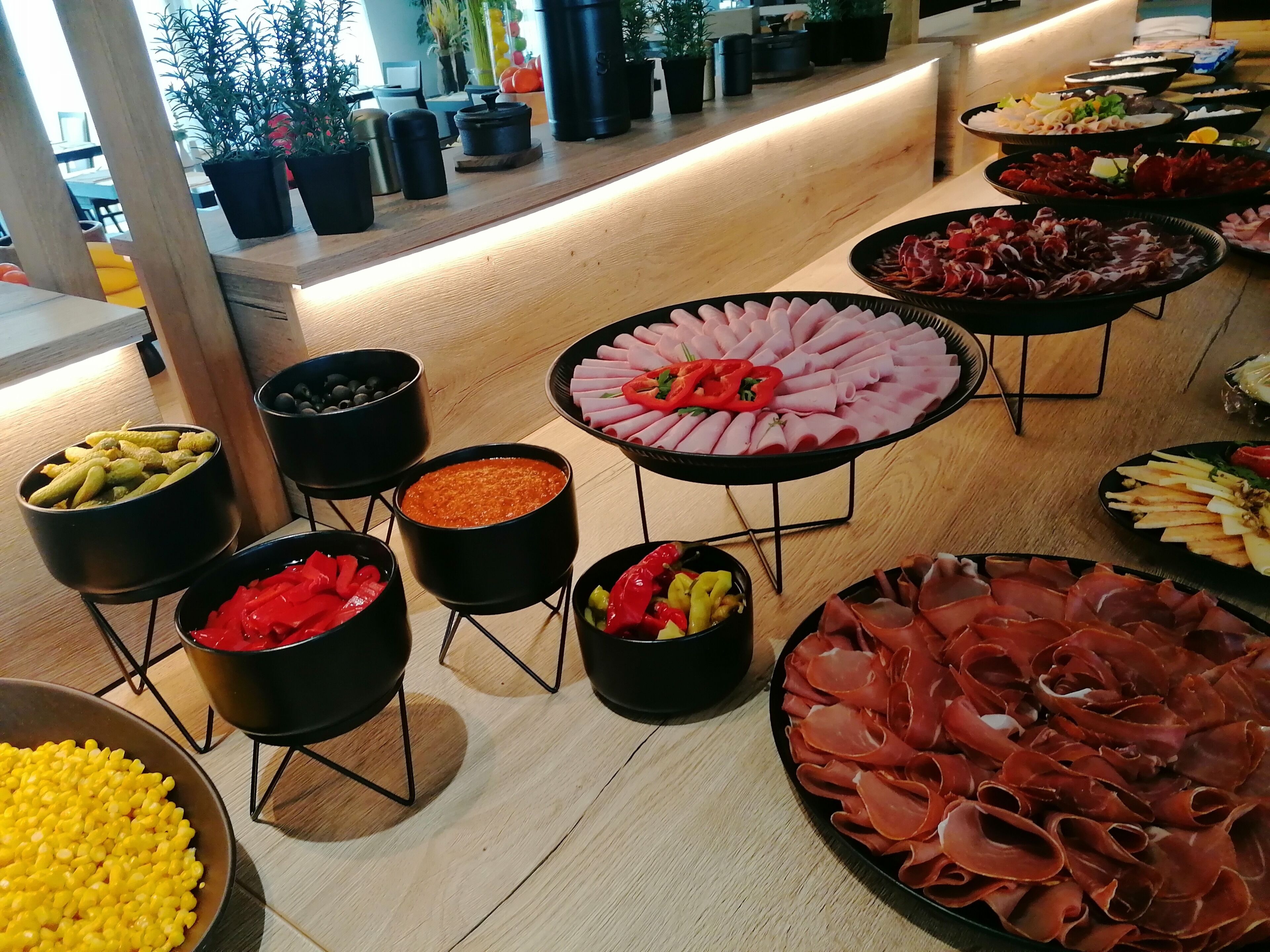 Un bufé con diversos alimentos y salsas.