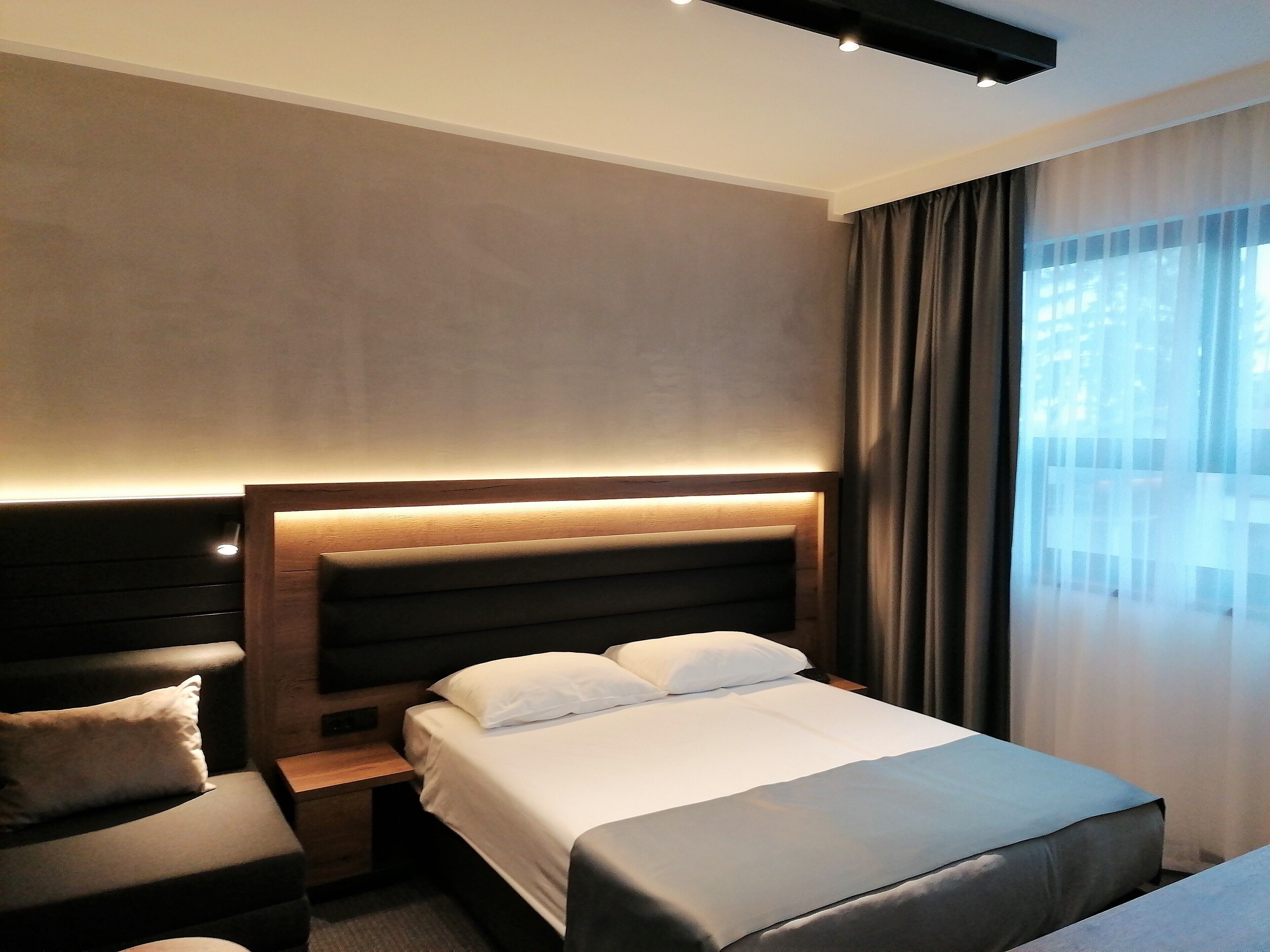 comfort single room | 1 bedroom, minibar, in-room safe, desk