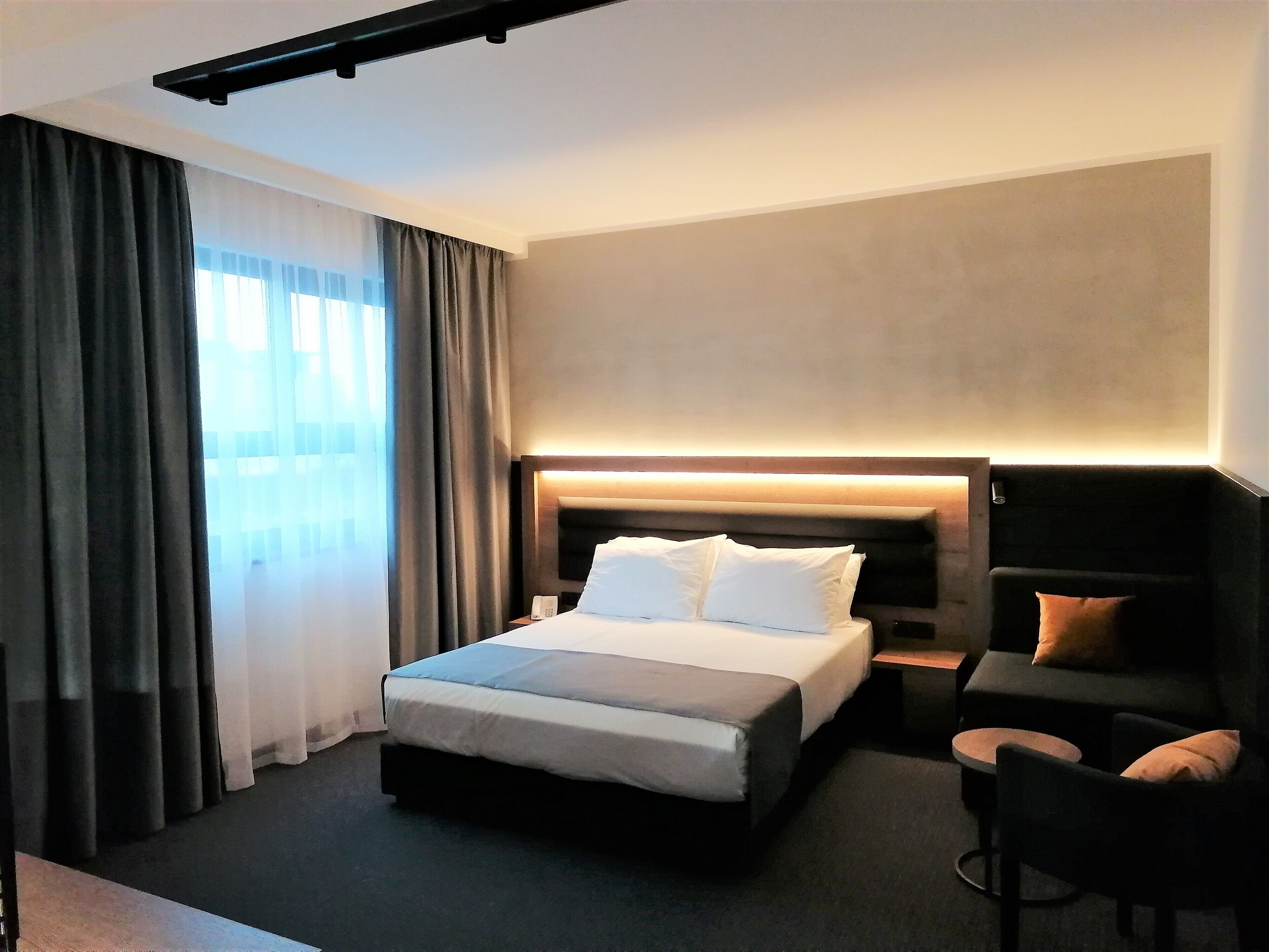 comfort double or twin room | 1 bedroom, minibar, in-room safe, desk