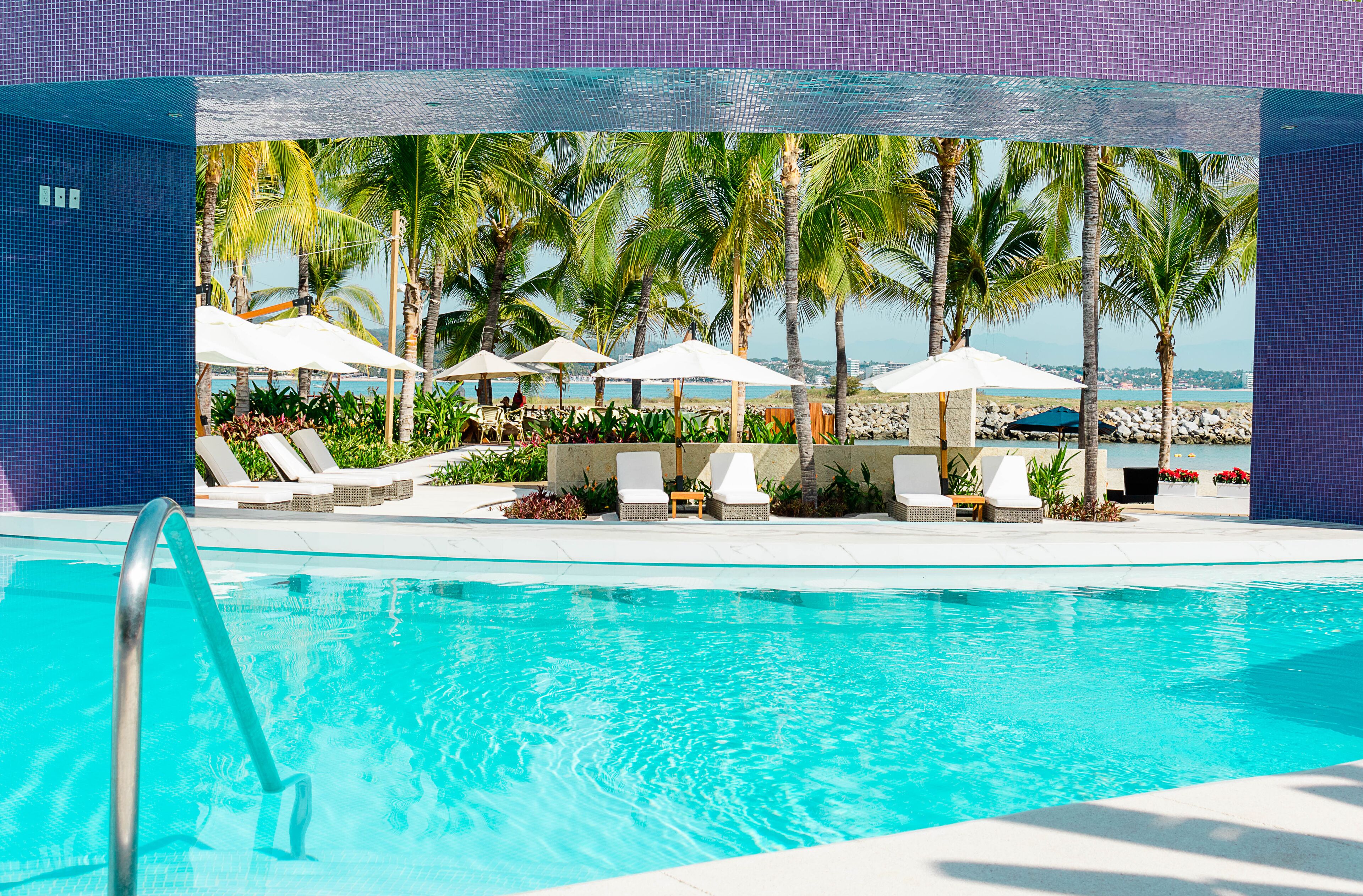 4 outdoor pools, pool loungers