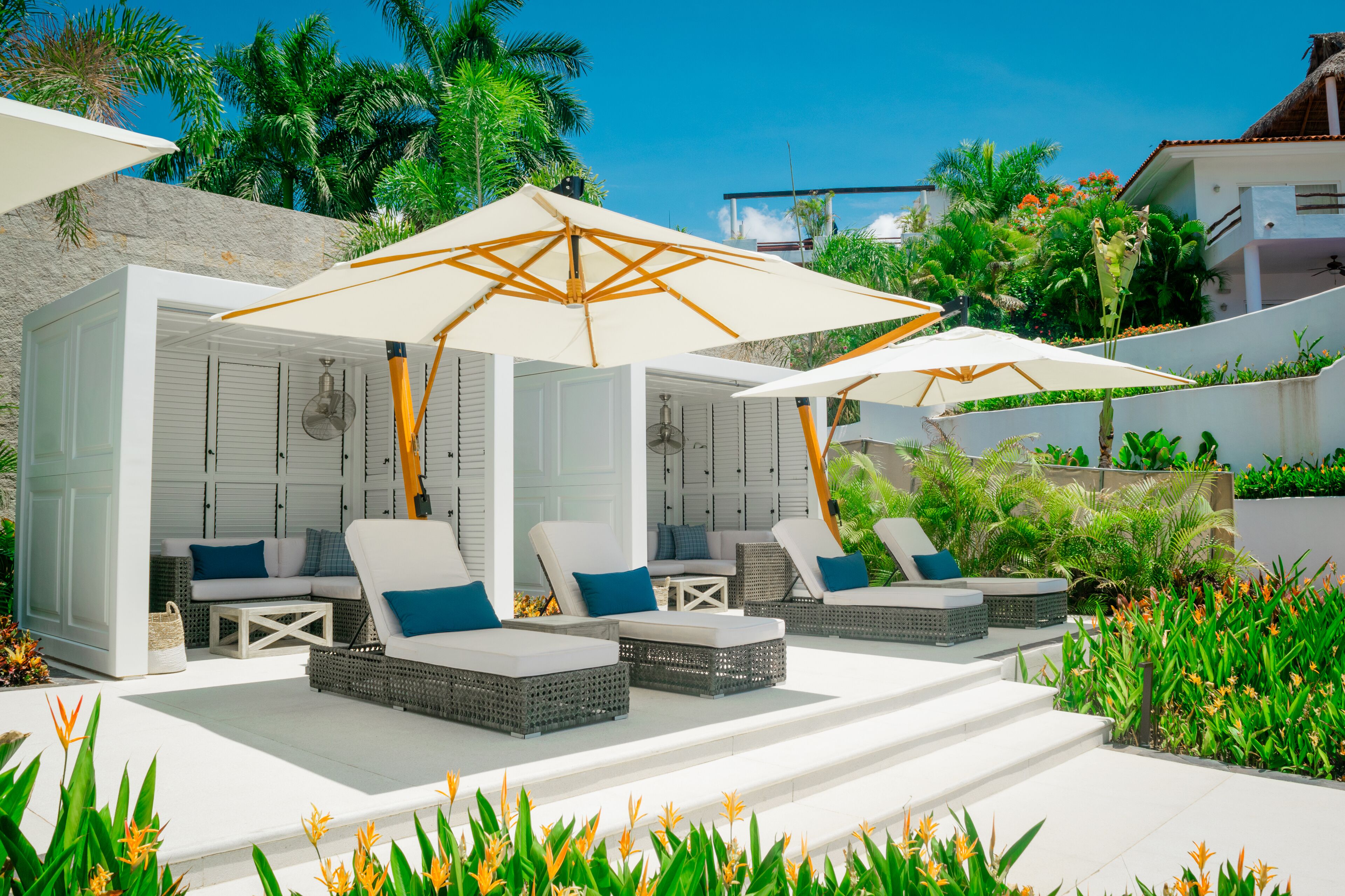 4 outdoor pools, pool loungers