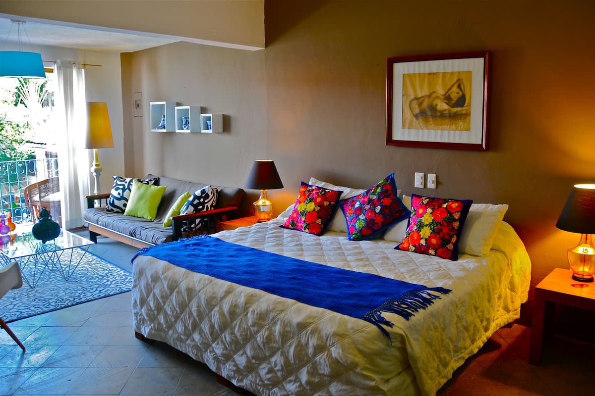 Suite Breakfast Included | Selimut bulu angsa, minibar, brankas, dan ruang kerja ramah laptop