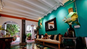 Lobby sitting area - Villa Mercedes Petit Hotel (Puerto Vallarta)