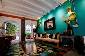 Lobby sitting area - Villa Mercedes Petit Hotel (Puerto Vallarta)