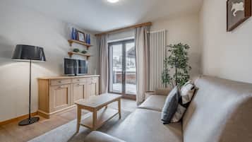 Superior-Apartment, 2 Schlafzimmer | Wohnbereich | Flachbildfernseher