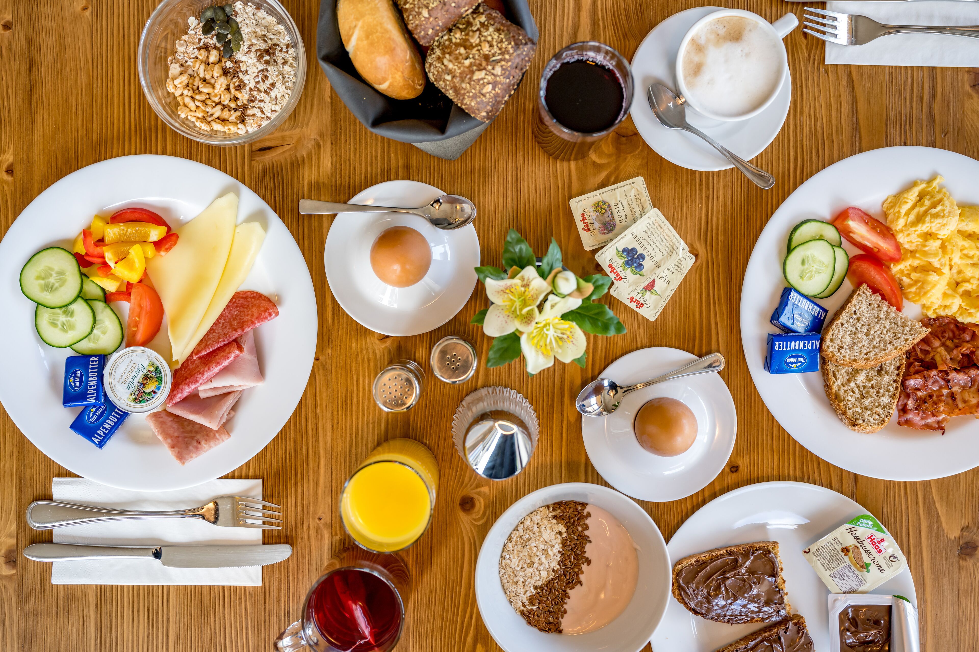 بوفيه فطور يوميًا بتكلفة قدرها (15 EUR للشخص)