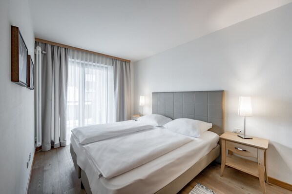 شقة عادية - غرفة نوم واحدة - بمطبخ | 1 غرفة نوم وخزنة داخل الغرفة وبديكورات فريدة لكل غرفة