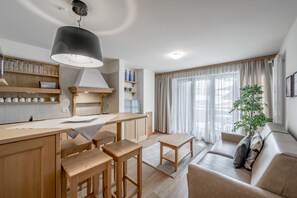 Apartamento estándar, 1 habitación, cocina | Cocina privada | Frigorífico, microondas, placa de cocina y lavavajillas