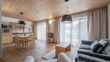 Deluxe-Apartment, 2 Schlafzimmer, Balkon | Wohnbereich | Flachbildfernseher