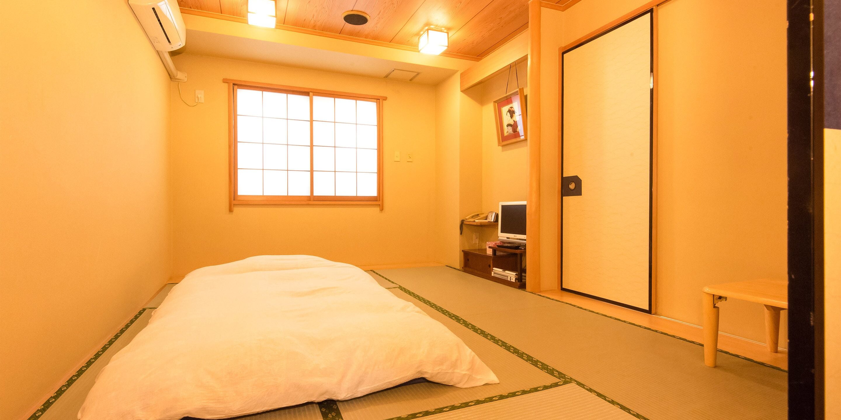 Quarto tradicional, para não fumantes, banheiro privativo (Japanese Style,  for 2 Guests) | Edredons de pluma, escrivaninha, ferros/tábuas de passar roupa