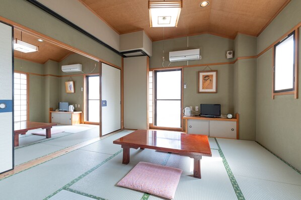 Japanese-style, Family Room, Private Bathroom, Non Smoking | Down duvets, desk, iron/ironing board, free WiFi - Sakura Ryokan Asakusa Iriya (Tokyo)