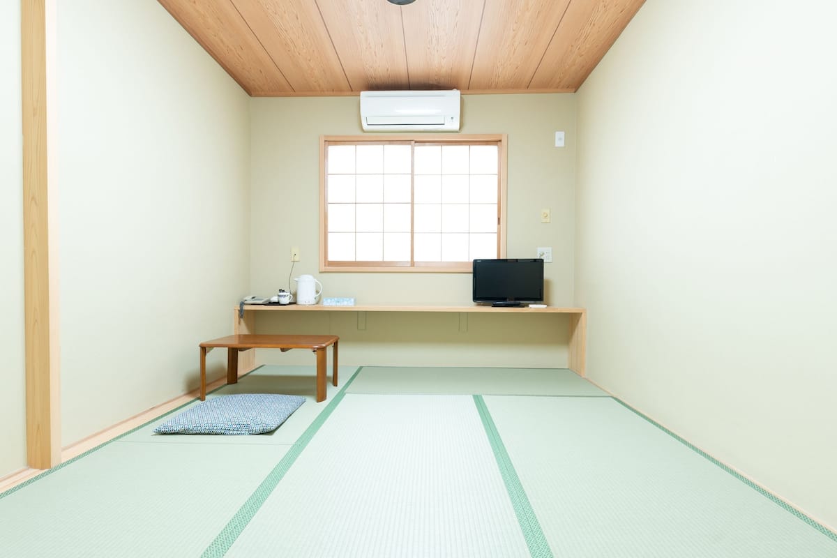 Singola Tradizionale, non fumatori, bagno condiviso (Japanese Style, Single Use) | Copriletto in piuma, una scrivania, ferro/asse da stiro, Wi-Fi gratuito