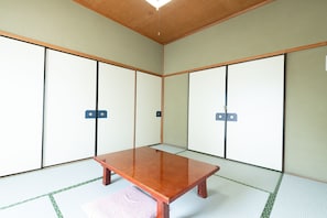 ห้องดีลักซ์, ปลอดบุหรี่, ห้องน้ำส่วนตัว (Japanese Style) | ผ้านวมขนเป็ด, โต๊ะทำงาน, เตารีด/โต๊ะรีดผ้า, Wi-Fi ฟรี