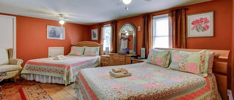 Familien-Suite, 1 Schlafzimmer, mit Bad (Second Floor) | Individuell dekoriert, individuell eingerichtet, Bügeleisen/Bügelbrett