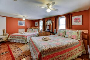A bedroom with two beds, a ceiling fan, a desk, and a chair. - Williams Gate B&B Private Suites (Niagara-on-the-Lake)