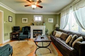 26 インチのテレビ (ケーブル放送視聴可)、暖炉、DVD プレーヤー