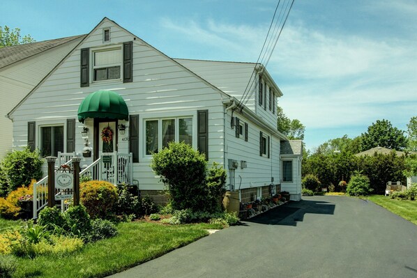 A two-story white house with a green awning, a front porch, and a 'No Vacancy' sign. - Williams Gate B&B Private Suites (Niagara-on-the-Lake)