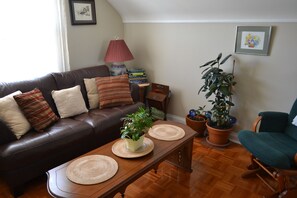 ファミリー スイート 1 ベッドルーム エンスイート (Second Floor) | リビング エリア | 26 インチのテレビ (ケーブル放送視聴可)、暖炉、DVD プレーヤー