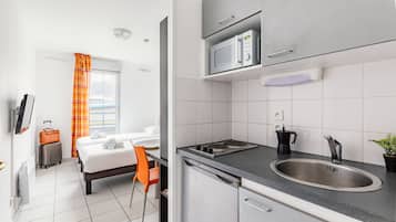 Refrigerador, microondas, placa de cocina, cafetera/tetera
