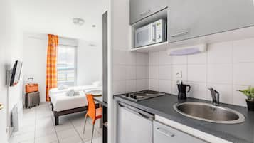 Studio Standard, 2 lits une place | Coin cuisine privé | Réfrigérateur, micro-ondes, plaque de cuisson, cafetière/bouilloire