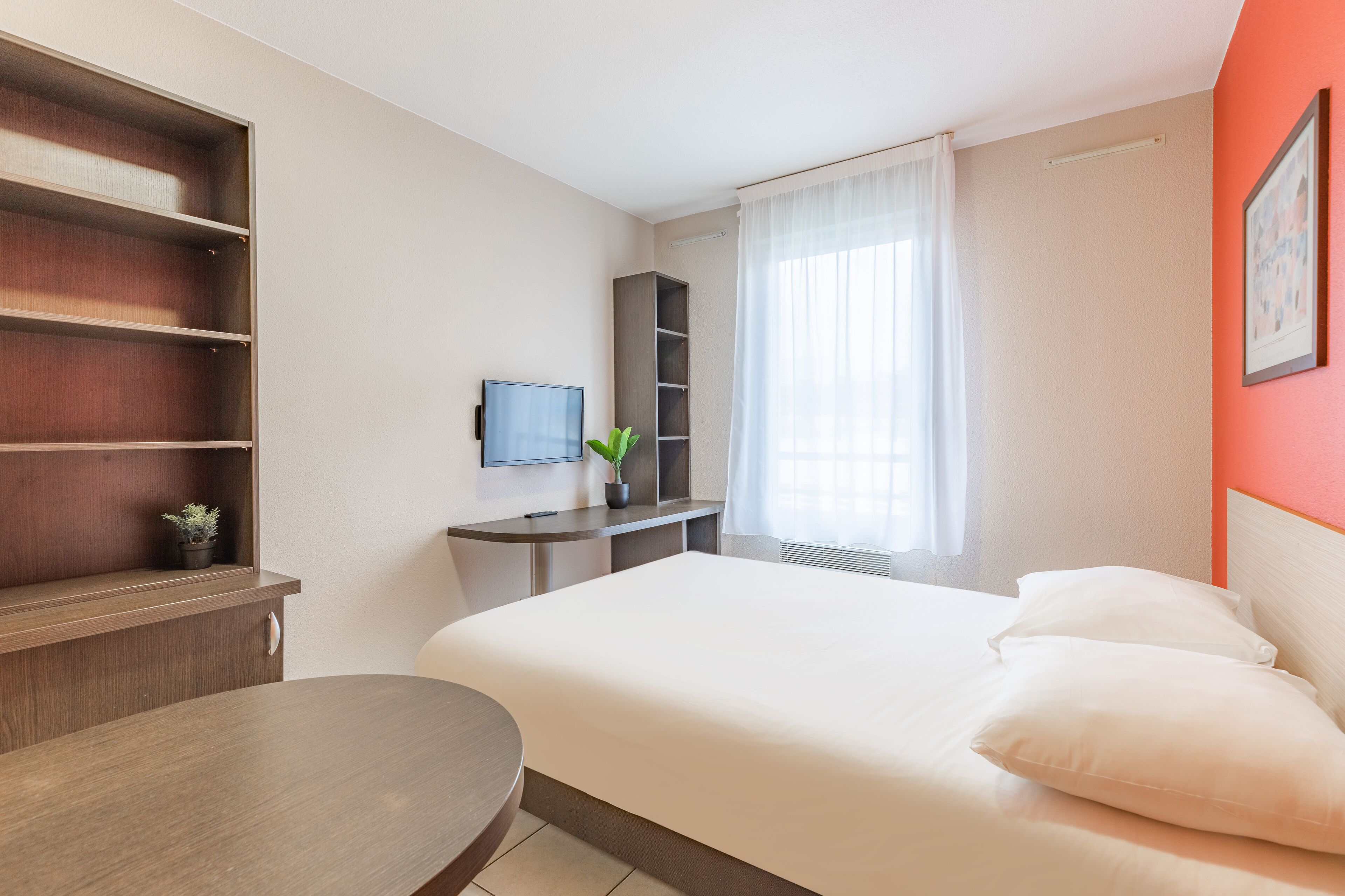 Studio Double | Bàn, phòng cách âm, bàn ủi/dụng cụ ủi quần áo 