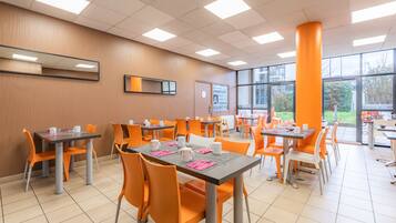 Se ofrece un desayuno bufé todos los días (9.9 EUR por persona)