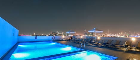 Piscine extérieure, parasols de plage, chaises longues