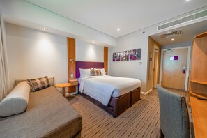 Premium bedding, pillow-top beds, in-room safe, desk - Premier Inn Dubai International Airport (Dubai)