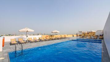 حمّام سباحة خارجي، مظلات على حمّام السباحة، مقاعد للتشمس