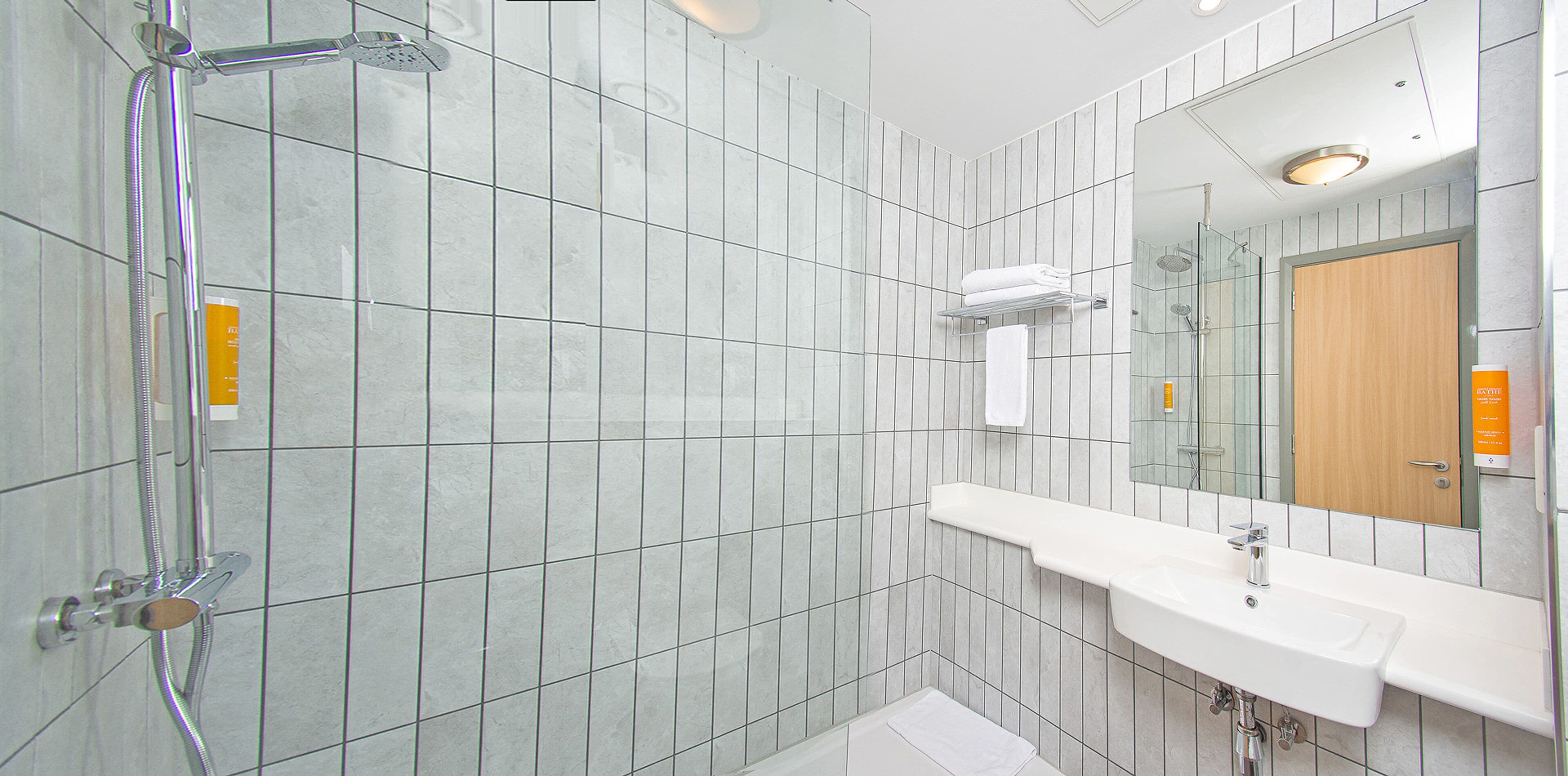 combined shower/bathtub, hair dryer, bidet, towels