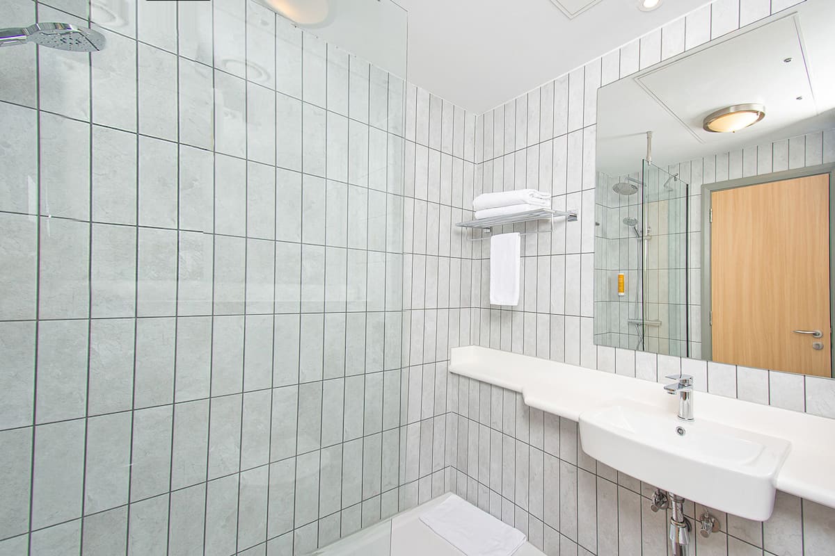 combined shower/bathtub, hair dryer, bidet, towels