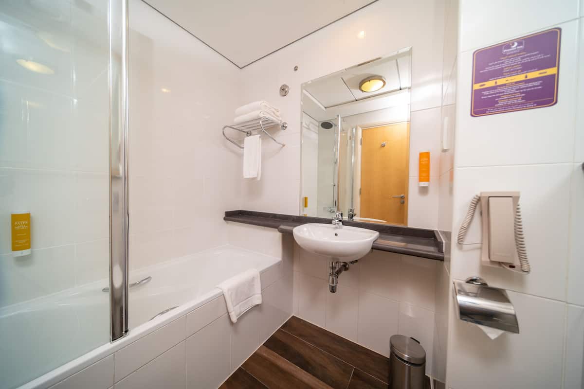 combined shower/bathtub, hair dryer, bidet, towels