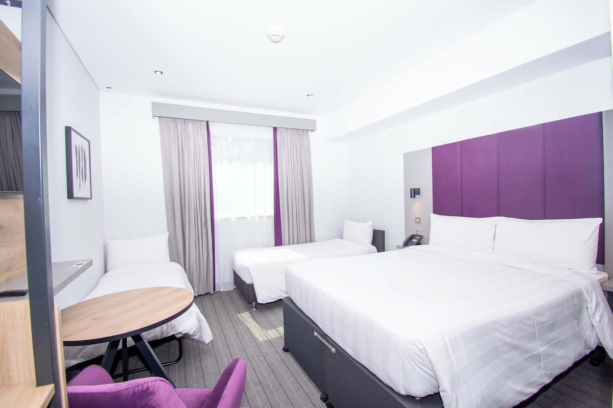 Familienzimmer, Mehrere Betten, Nichtraucher (NewStyle-Free DXB Shuttle 30min T3&T1) | Hochwertige Bettwaren, Pillowtop-Betten, Zimmersafe, Schreibtisch